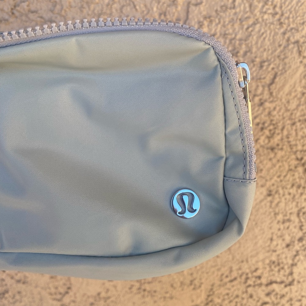 Lululemon Everywhere Belt Bag Silver Drop - Picture 3 of 6